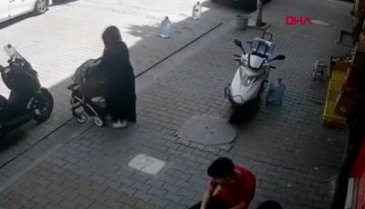Düşürdüğü bebeğinin üstüne bastı
