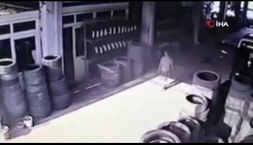 Bursa'da lastikçinin bilgisayarını tişörtünün içine koyup çaldı