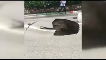 Bursa'da yol çöktü