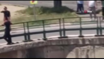 Bursa'da köprüden atlamak isteyen genç kızın kurtarılmasını alkışlarla kutladılar