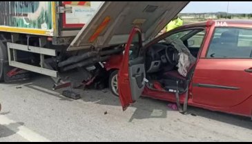 Bursa'da otomobil kamyona arkadan çarptı