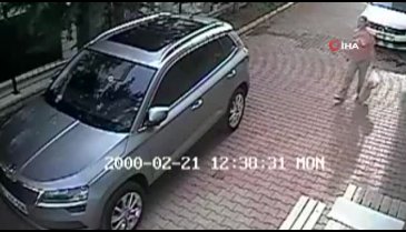 Komşusunun otomobilini çizerken güvenlik kamerasına yakalandı