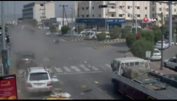 Suudi Arabistan'da tır kırmızı ışıkta bekleyen araçları biçti