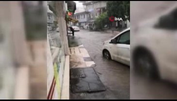 Bursa'da aniden bastıran yağmur yolları göle çevirdi