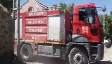 Feci yangında çocuklarını camdan atarak kurtardı!