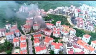 Bursa'da 5 katlı binanın çatısı alev alev yandı -2