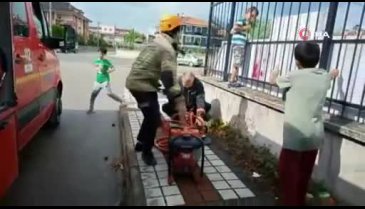 Bursa'da korkuluklara sıkışan çocuğu itfaiye kurtardı