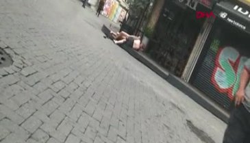 Turistler yarı çıplak halde kavga etti!