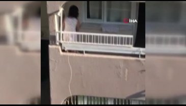 Evin balkonunda köpeğe eziyet etti