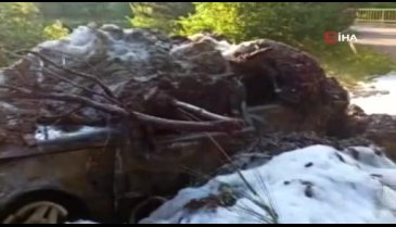 Bursa'da kepçe ile üzerine toprak atarak otomobil yangınını söndürmeye çalıştılar