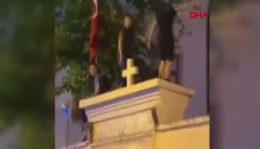 Kadıköy'de kilise duvarı üstünde dans!