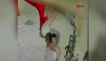 Türk bayrağını koparan kadın, çöpe attı!