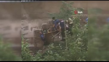 Bursa'da fark edildiğini anlayan hırsız bahçeye düştü, itfaiye ekipleri çıkardı