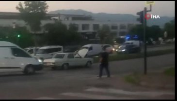 Bursa'da seyir halindeki otomobilde Türk işi tamir kamerada