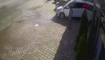Bursa'da otomobil ile motosikletin çarpıştığı kaza kamerada