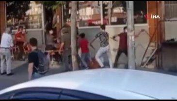 Bursa'da gençlerin kavgasında sandalye ve sopalar havada uçuştu