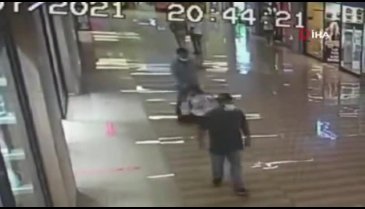 AVM'nin ortasında çocuğu tekme tokat dövdü!
