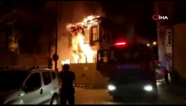 Bursa'da 2 katlı metruk bina alev alev yandı