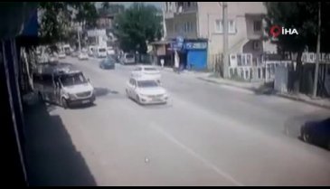 Bursa'da ana yolda U dönüşü yaparken otomobile çarptı