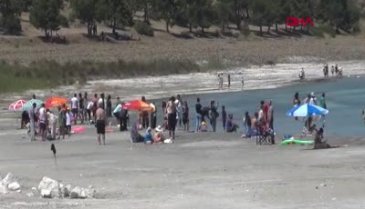 Salda Gölü'nde yasağa rağmen nargile ve çamur banyosu!