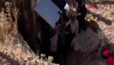 Nemrut Dağı'nda güneşin batışını izlemek için gelen aile, menfeze yuvarlandı