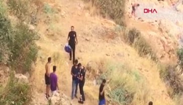 Antalya'da plajda hırsızlık yapan şahıslar, kayalıklara saklanırken yakalandılar