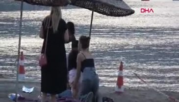 Plajın ortasında tekme tokat birbirlerine girdiler