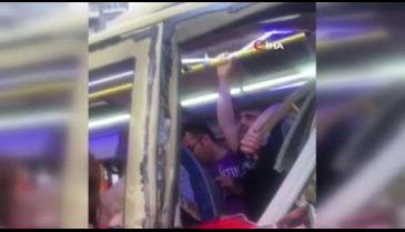 Feci kaza: Kamyon, içinde yolcu bulunan minibüse çarptı