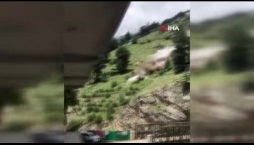 Hindistan'da dağdan kopan kayalar 9 turistin ölümüne sebep oldu!
