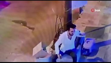 Şarkıcı Çağatay Akman'ın eski sevgilisini darbettiği görüntüler ortaya çıktı