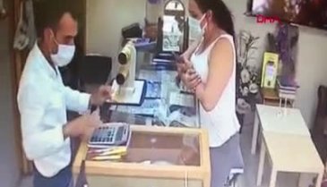 İzmir'de bir kadın el çabukluğuyla kuyumcuda bilezik çaldı