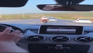 Motosiklette iç çamaşırı görünen kadını videoya çekip hakaret etti!