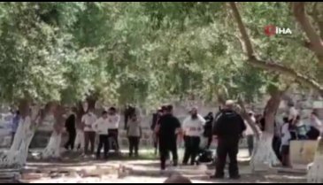 Fanatik Yahudiler, Mescid-i Aksa'ya baskın düzenledi!