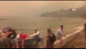 Bodrum'da vatandaşlar tekne ve botlarla tahliye ediliyor