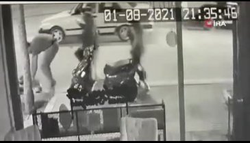 Bursa'da motosikletli ve oğlunun yaralandığı kaza kamerada