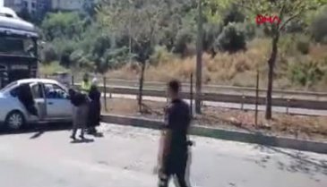 Bursa'da takla atan araca bakarken, yoldan geçen TIR aracını sürükledi