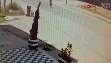 Bursa'da yolun karşısına geçtiği sırada kamyonet çarptı!