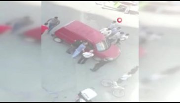 Bisikletli çocuğa çarpmaktan son anda kurtuldu ama saldırıdan kurtulamadı