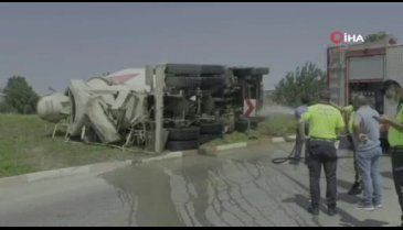 Bursa'da beton mikseri virajı alamayarak devrildi