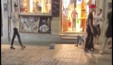 İstanbul, İstiklal Caddesi'nde kadınlar birbirine girdi