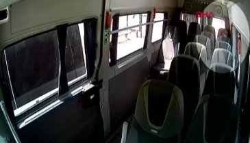 Bursa'da minibüsün arka koltuğunda saklandı, şoför inince paraları çaldı