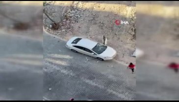 İstanbul'da kızgın kadın öfkesini arabadan çıkardı