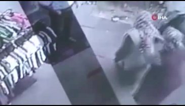 Pazarcı kadınlar saç saça, baş başa kavga etti