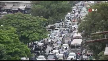 Pakistan'da 9 günlük karantinanın bitmesiyle halk marketlere akın etti