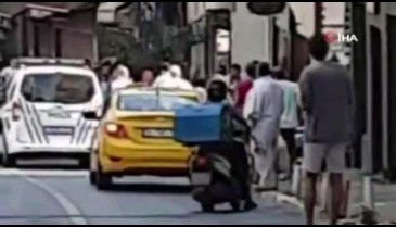 İstanbul'da sokak ortasında tekmeli yumruklu kavga!