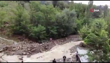 Bartın'da sel sularına kapılan 85 yaşındaki kadını arama çalışmaları sürüyor