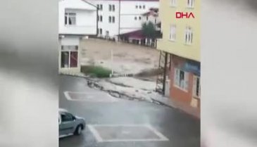 Karadeniz'den peş peşe sel haberleri geliyor! Araçlar sel sularında sürüklendi