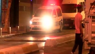 Kafede oturan 1'i kadın 2 kişiye silahlı saldırı