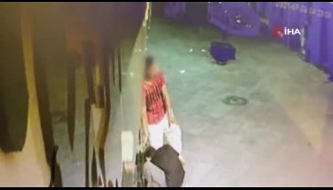 Bursa Nalbantoğlu Çarşısı'nda mağazalara girmeye çalışan hırsızlar güvenlik kamerasına yansıdı