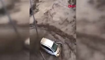 Kastamonu Bozkurt'ta selden son anda kurtulan sürücü kamerada...